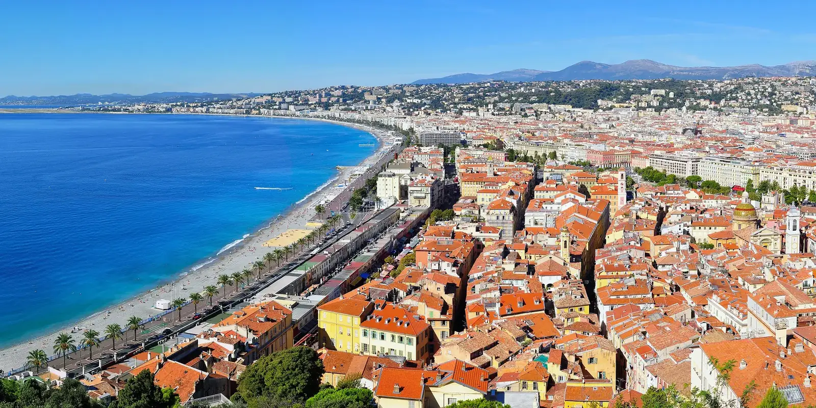 Vue aérienne de Nice, de la baie des Anges et de la promenade des Anglais
