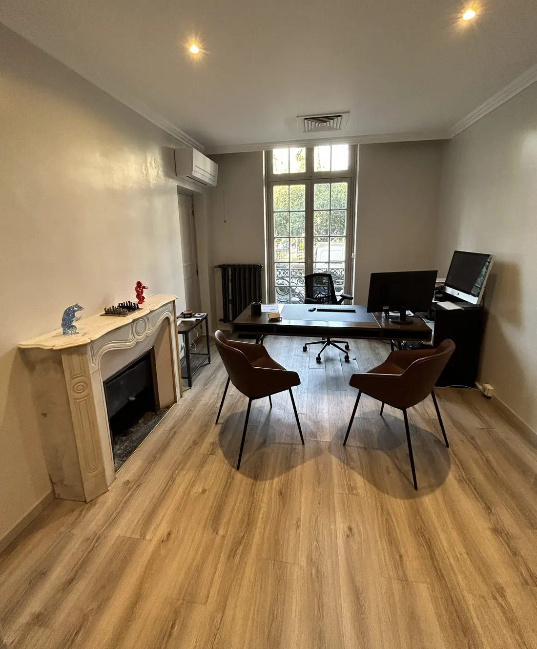 Bureau meublé et climatisé mis à disposition des domiciliés AlphaDom, 54 boulevard Victor Hugo à Nice